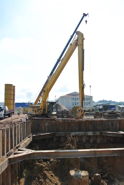 Graafmachine Machine gewend Excavata bodem op de bouwplaats — Stockfoto