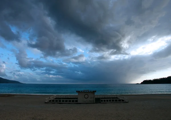 Deniz ve plaj Ölüdeniz yağmur sonra görünümü