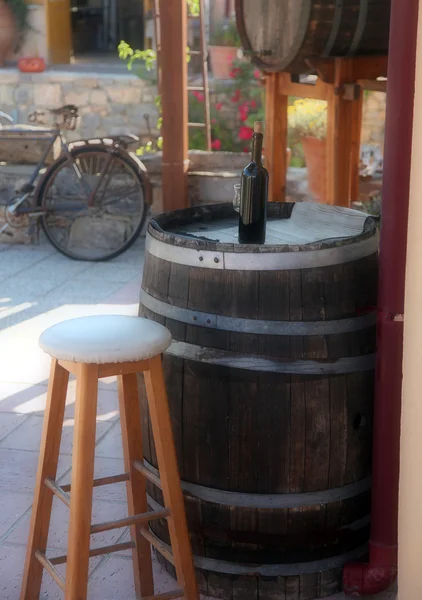 eski bir fıçı şarap şişe 