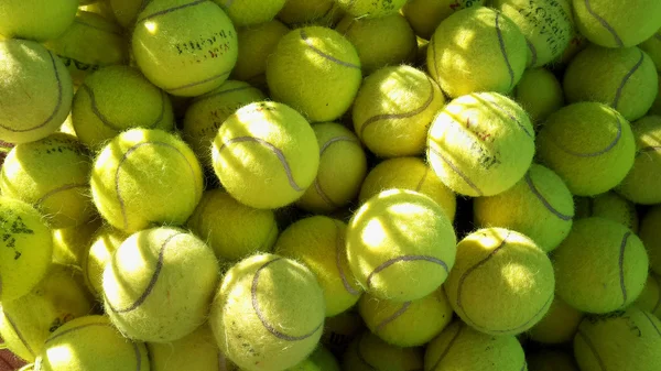 Tenis topları güneş ışığı altında