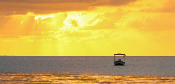 Złoty Zachód Słońca Oceanu Sylwetką Łodzi — Zdjęcie stockowe