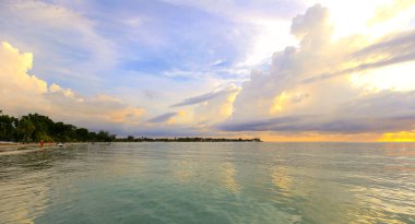 Karayip Denizi günbatımı sahilde.