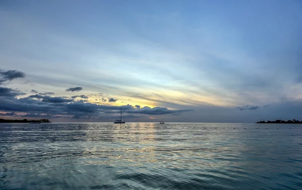Zachód słońca na plaży na Morzu Karaibskim. Zdjęcia Stockowe bez tantiem