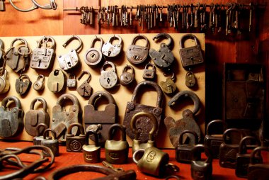 anahtar ve kilitleri.