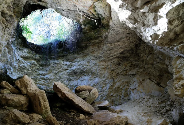 Höhle mit hellem Eingang — Stockfoto