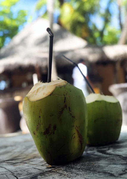 Deux noix de coco fraîches avec des pailles — Photo