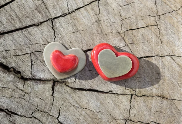 Dos corazones en madera . — Foto de Stock