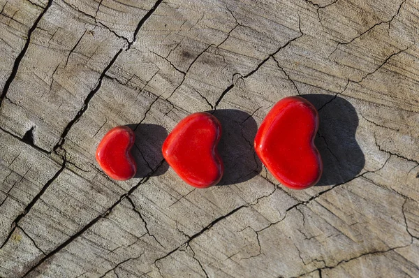Drei Herzen auf Holz — Stockfoto