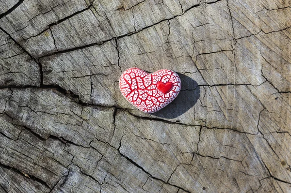 Red Speckled Heart on Wood — Stock Photo, Image