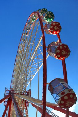 Kırmızı dönme dolap