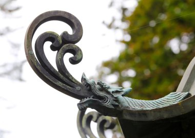 Bronz ejderha başlı, Japonya'da bir Budist tapınağı.