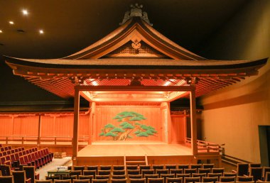 Geleneksel Japon Kabuki Noh Tiyatrosu sahne dekorasyonu ile