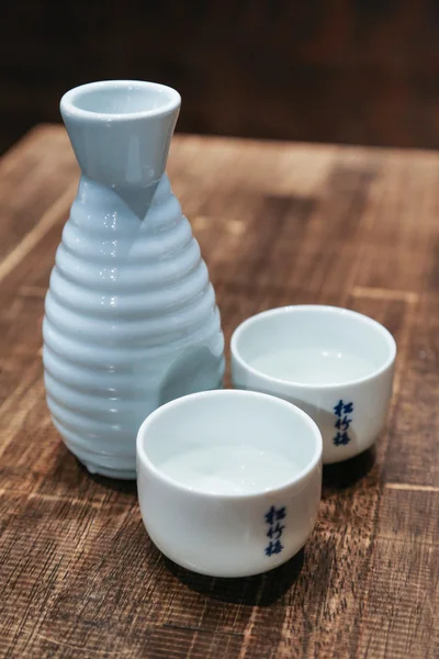 Japonés sake tradicional alcohólico Dring conjunto con dos tazas completas — Foto de Stock