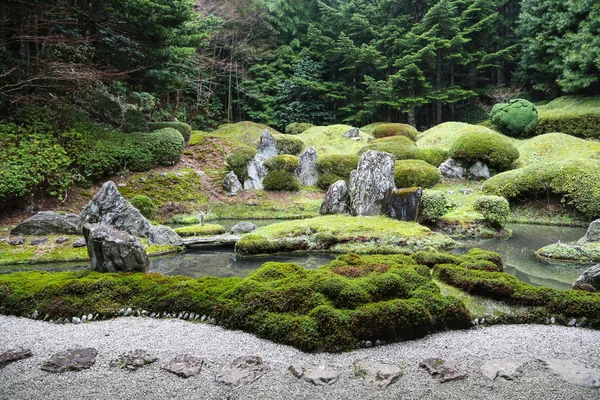 Tranquillo giardino zen giapponese con stagno, rocce, ghiaia e muschio — Foto Stock