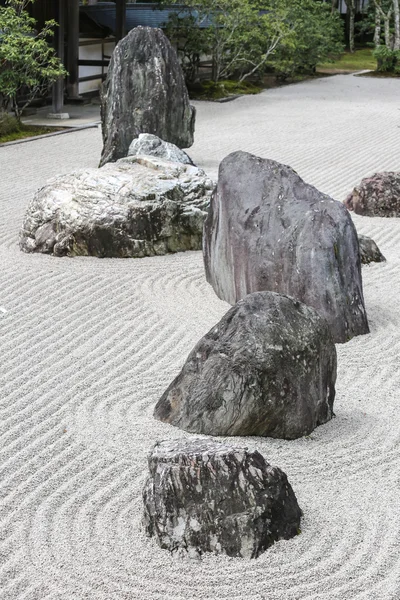 Pietre in un giardino zen giapponese con sabbia bianca e muschio — Foto Stock