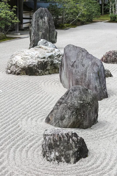 Stenar i en japansk Zen trädgård med vit Sand och Moss Royaltyfria Stockfoton