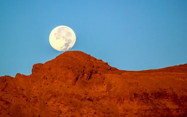 Луна поднимается над холмом в пустыне . — стоковое фото