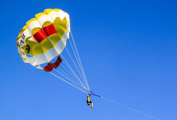 Pessoas desfrutando de uma experiência parapente parashute — Fotografia de Stock