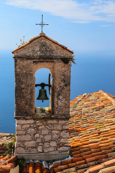 Rött tak kapell cross med utsikt över Medelhavet på franska Royaltyfria Stockbilder
