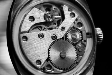 Eski bir saatin içindeki mekanizma