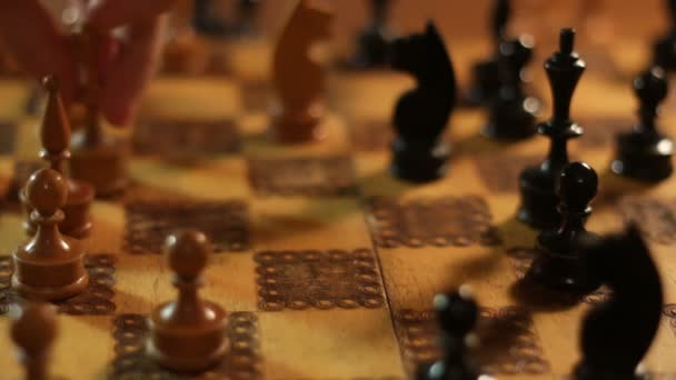 Schach. Ritter übernimmt Königin — Stockvideo