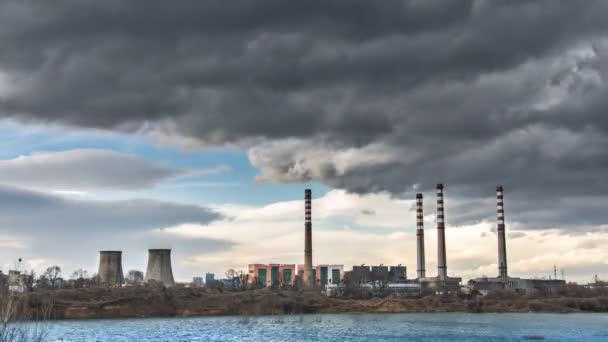 Nubes de movimiento rápido sobre la fábrica — Vídeo de stock