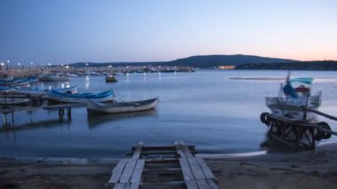 Balıkçı tekneleri günbatımında zaman atlamalı