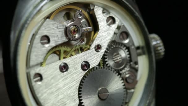 Mechanismus uvnitř staré hodinky. — Stock video