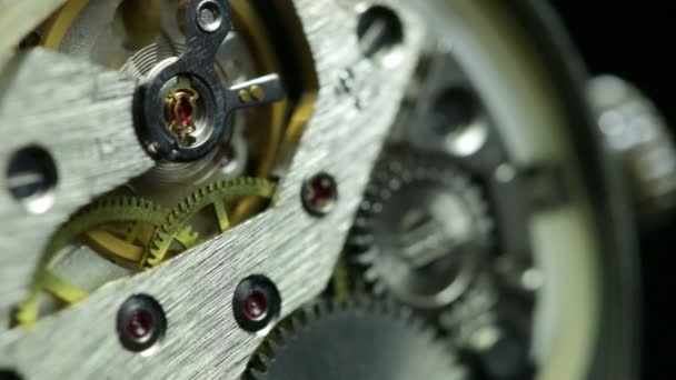 Mechanisme binnen een oude horloge. Close-up. — Stockvideo