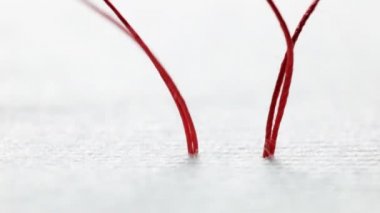 Kırmızı dikiş ipliği