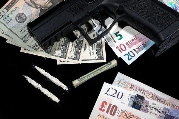 Illegale Drogen, Geld und Waffen — Stockfoto
