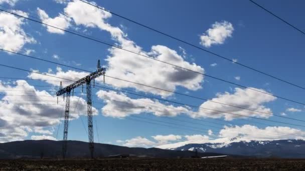 Nubes de movimiento rápido sobre líneas eléctricas — Vídeos de Stock