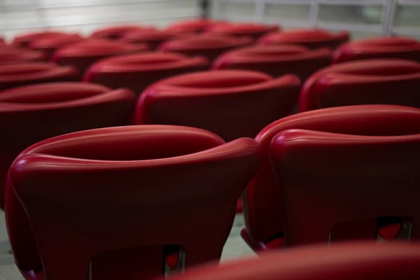 Порожні стільці червоного концерту — стокове фото