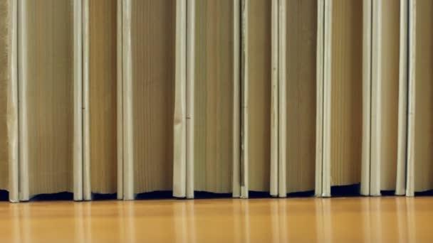 rangée de vieux livres sur l'étagère 