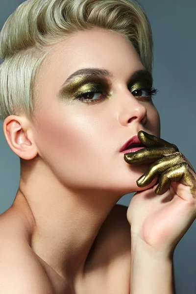 Chica con pelo blanco corto y maquillaje oro antiguo . —  Fotos de Stock