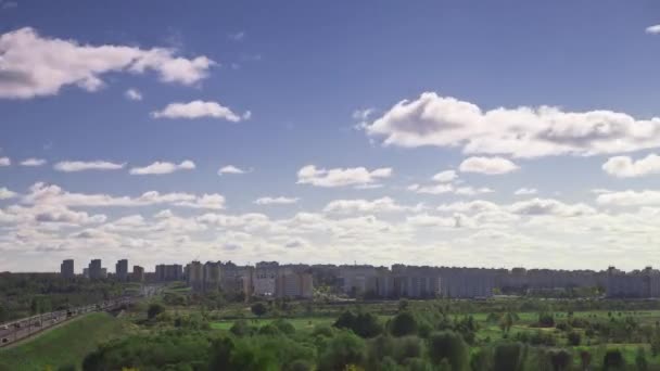 Час Лапсе в природі. На відстані видно місто. Білі хмари на блакитному небі. Сонячна погода. шосе . — стокове відео