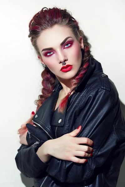 Chica con piercings en la cara. Maquillaje con un estilo rock . — Foto de Stock