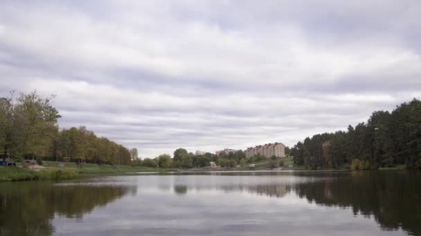시간 경과 호수에 회색 구름을 달아 나입니다. 연못 나무 주위. 흐리고 하루입니다. 자연. — 비디오