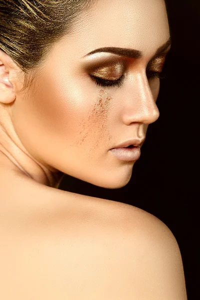 Perfil cara de chica con maquillaje dorado . — Foto de Stock