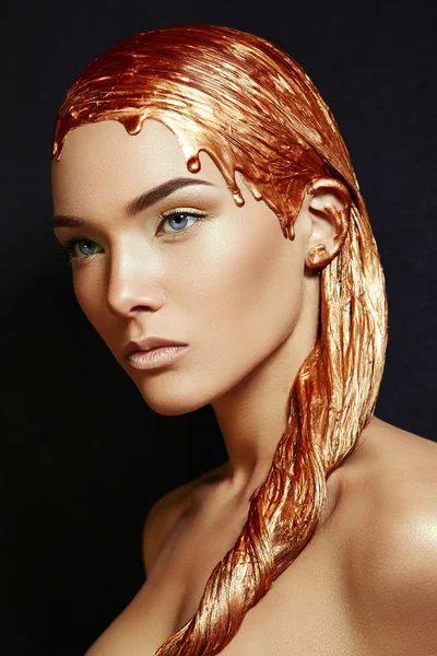Υγρό χρυσάφι. Το κορίτσι με τα χρυσά μαλλιά. — Φωτογραφία Αρχείου