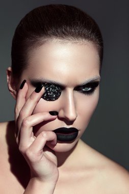 Kızın yüzü Rhinestones göz dekorasyonu ile.