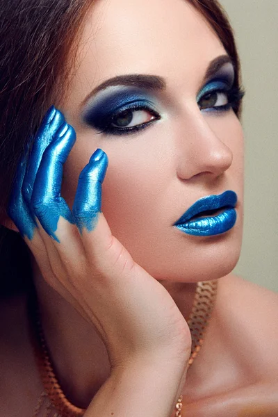 Le visage de la fille avec un maquillage bleu . — Photo