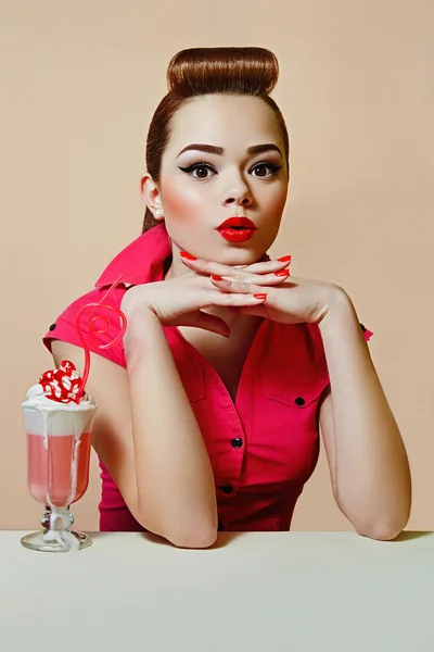 Retro tarzı pin-up tarzı bir milkshake ve pembe bir saman ile kız. — Stok fotoğraf