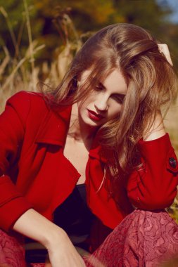 Kırmızı paltolu kızın