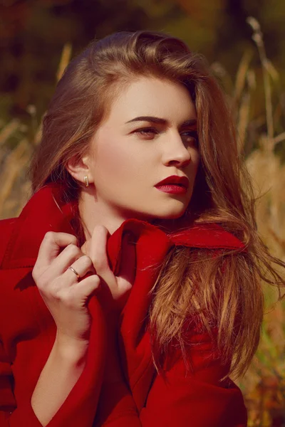 Chica con un abrigo rojo — Foto de Stock