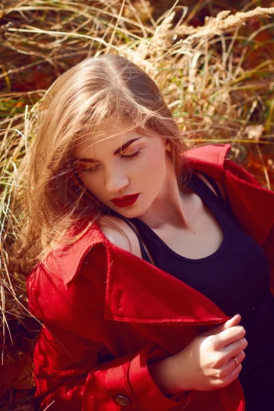 Chica con un abrigo rojo — Foto de Stock