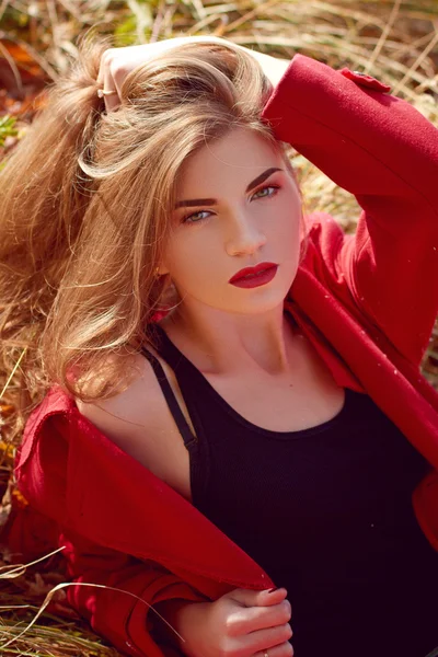 Chica con un abrigo rojo — Foto de Stock