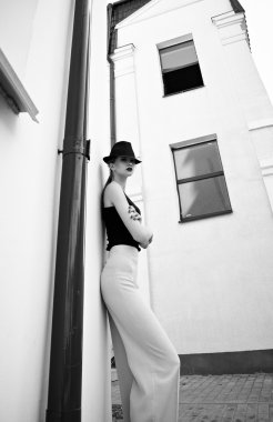 Sokakta siyah şapkalı kız