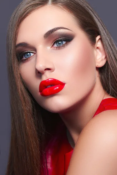 La chica en un vestido rojo. — Foto de Stock