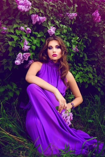 Hermosa chica con flores. — Foto de Stock